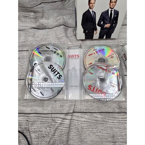 Suits: the Complete Series (DVD) - Picture 5 of 10